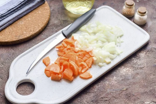 Καθαρίστε Ξεπλύνετε Και Στεγνά Κρεμμύδια Και Καρότα Κόψτε Λαχανικά Μικρούς — Φωτογραφία Αρχείου