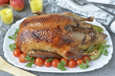 Pişmiş ördeği taze veya turşulu sebzelerle servis et..