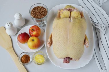 Fırında elmalı ördek ve karabuğday pişirmek için gerekli tüm malzemeleri hazırlayın..