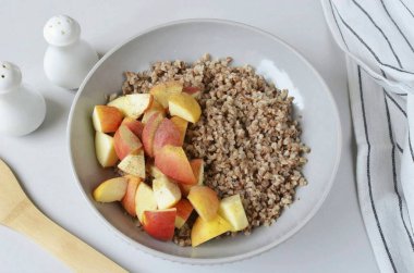 Yarı pişene kadar karabuğday kaynatın, böylece ördekten nem alıp ufalanmaz. Karabuğday, orta boy elma, tuz ve biraz karabiber karışımı..