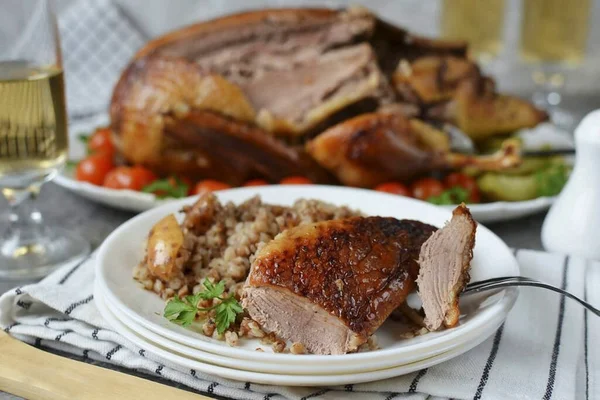 And if you want to surprise your guests and serve this dish to the festive table, I recommend adding sesame seeds, walnuts or prunes to buckwheat, before stuffing the duck. It will turn out very tasty and unusual! In the cut!
