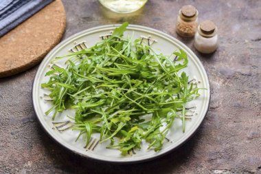 Roka 'yı durula ve kurula, sonra da bir tabağa transfer et..