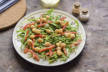 Salataya nohut ekle. Yukarıda belirtildiği gibi, konserve ya da haşlanmış nohut kullanabilirsiniz..