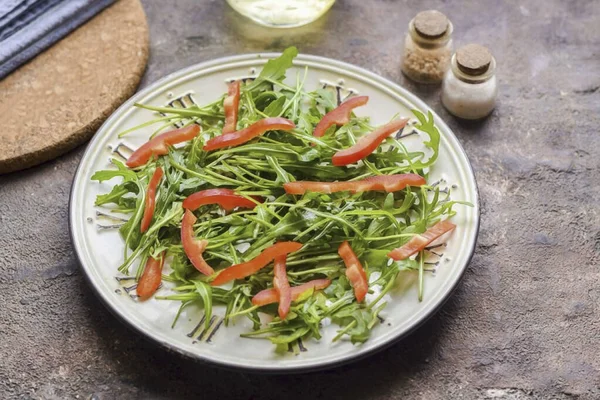 Tatlı biberi durula ve şeritleri kes. Biberleri salataya aktar..
