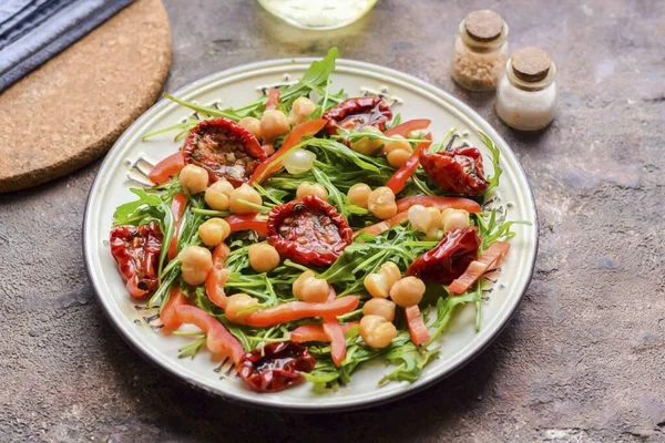 Güneşte kurutulmuş domatesleri salataya transfer edin, tuz ve biber, yağ ve susam tohumları ekleyin. Salatayı masaya servis et..