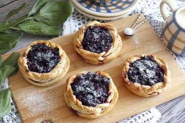 Puf böreği ve böğürtlen harika bir kombinasyon. Bugün bu hamurdan sepetler hazırlamayı ve doldurmak için kızılcık ve kuru erik almayı öneriyorum. Afiyet olsun.!