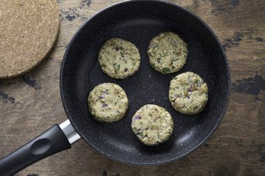 Pirzola yapın. Her iki taraftaki tavada kızartıp az miktarda bitkisel yağda altın kahverengiye çevirin..