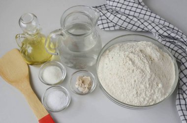 Maya ekmeği yapmak için gerekli tüm malzemeleri hazırlayın..