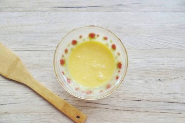 Bir kasede, yumurta sarısı, şeker, vanilya şekeri ve mısır nişastasını karıştır, yerine un konabilir. Karışım homojen olmalı, topaksız..