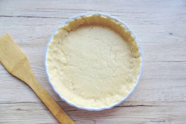 Sonra hamuru iki eşit olmayan parçaya bölün. Çoğunu yuvarla ve bir yemek kabına koy..