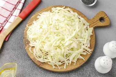 Hamur çok çabuk pişirildiği için önce dolguyu hazırlamanı tavsiye ederim. Lahanayı ince ince doğra..