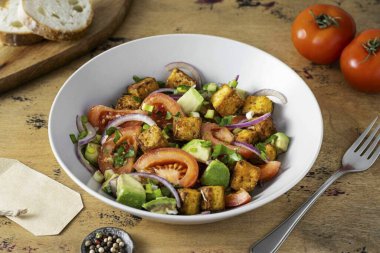 Lean tofu salatası hazır. Bu mükemmel bir protein kaynağı, etsiz yemekleri daha tatmin edici ve lezzetli yapıyor. Baharatlı soya peynirli yağsız salata tarifi sunuyorum. Afiyet olsun.!