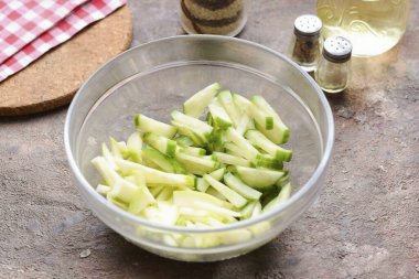 Kabak ve salatalıkları salata kasesine aktarın..