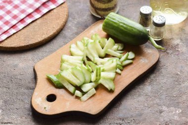 Salatalığı durula ve kurula, salatalığı ince şeritlere ayır..