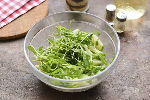 Skölj Och Torka Ruccola Tillsätt Salladen — Stockfoto