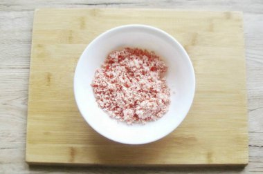 Öğütücüde öğütülmüş yengeç çubukları ya da kıyma makinesinden geçmek. Bir kaseye transfer et..