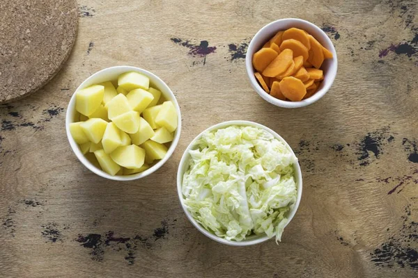 Laver Les Pommes Terre Éplucher Couper Cubes Taille Moyenne Hacher — Photo