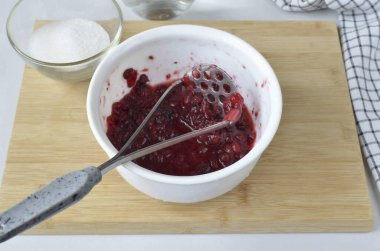 Yabanmersinlerini ezerek iyice ez..