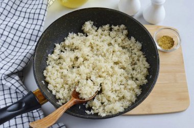 Kızartmam 3-4 dakikamı alıyor, pirincin rengi krema olarak değişmeye başlar başlamaz ve hafif bir fındık tadı ortaya çıktığında, sonra hazır oluyor, bir sonraki adıma geçin..