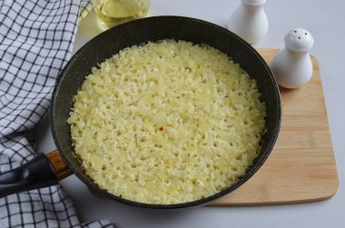 Bütün et suyu buharlaşana kadar 15-20 dakika pirinç kaynat..