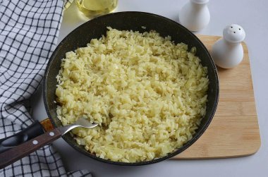 Pişmiş pirinci çatalla döv. Havadar ve parçalanmış, çok güzel ve lezzetli.!