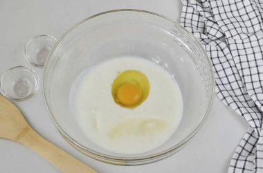 Kefir (oda sıcaklığında), yumurta, şeker ve tuzu ekleyin. Karıştır. Eğer kefir ev yapımıysa (samokvass), o zaman soda söndürmeye yetecek kadar asit içerir. Marketten aldıysanız, bir kaşık sirke eklemenizi öneririm..