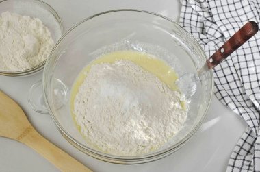 Un, soda ekle. Tek seferde bütün unu eklemiyorum, ama parça parça, yavaş müdahale ediyorum..