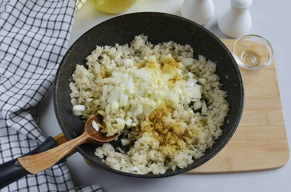 Soğan, sarımsak ve baharat ekle..