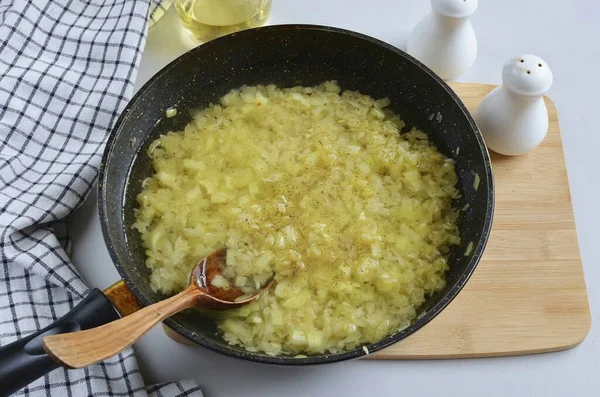 Sıcak suyu dök, tadı için tuz ve biber ekle. Kaynat ve kapat, ısıyı düşür..