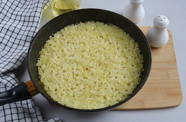 Bütün et suyu buharlaşana kadar 15-20 dakika pirinç kaynat..