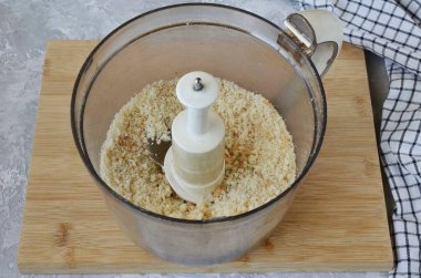 İnce kırıntılar halinde öğütün. Büyük bir kaseye aktarın..