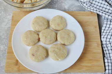 Kaşıkla doğranmış et ve küçük yuvarlak küf ya da oval pirzola ellerinizle. Bende 20 parça var..