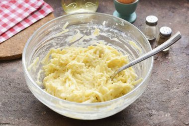 Tüm malzemeleri iyice karıştır. Aynı zamanda fırını 180 dereceye kadar ısıt..