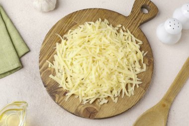 Peyniri rendele. Tabağa koy..