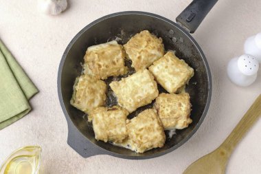 Her iki tarafta da tam olarak 1-2 dakika boyunca kızart. Orta sıcaklıkta..