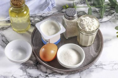 Agush Cottage Peynirli Börek yapmak için gereken tüm malzemeleri hazırlayın..