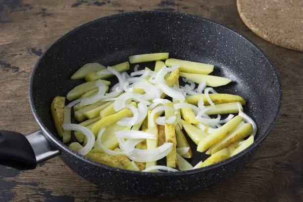 Adicione Cebola Cortada Meio Anéis Frite Batatas Outro Lado Sal — Fotografia de Stock