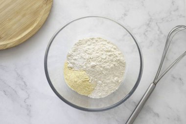 Her iki tür unu derin bir kasede karıştır. Şeker, tuz ve vanilya ekle. Tekrar karıştır.