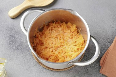 Su ekleyin ve düşük ısıda, ara sıra karıştırın, yaklaşık 20 dakika boyunca kaynayın. Sonra sıcak sütü dökün ve 15-20 dakika kadar kaynamaya devam edin..