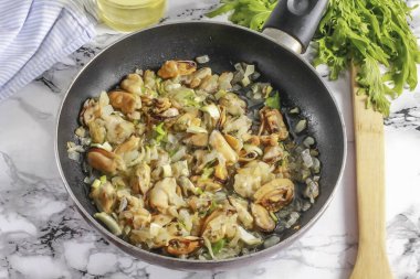 Her şeyi tuzla biberle karıştır. Tadına başka baharatlar da ekleyebilirsin. Isıtıcıyı kapat..