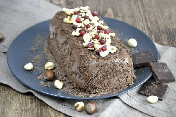 Versier Semifreddo Naar Wens Geraspte Chocolade Noten Verse Bevroren Bessen — Stockfoto