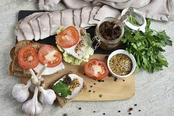 Servis yapmadan önce parşömeni çıkarın ve haşlanmış domuzu ince dilimlere ayırın. Eti kesmek kolaydır. Soğuk meze ya da sandviç olarak servis et..