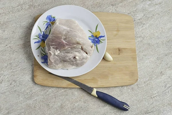 細長いナイフを使用して ニンニクのクローブと肉のもの いくつかの作品に縦にカット — ストック写真