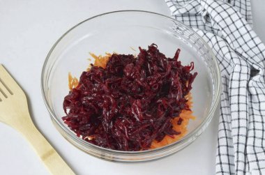 Havuçlara rendelenmiş pancar ekle.