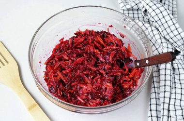 Güveç karışımını iyice karıştır..