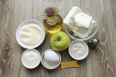 Unsuz Elmalı Peynirli Kek yapmak için gereken tüm malzemeleri hazırlayın. Elmayı yıka ve kurula..