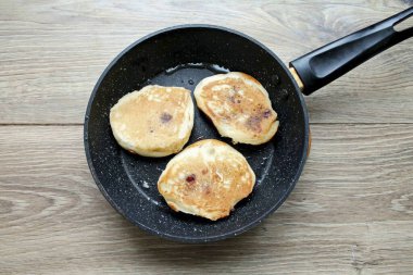 Alttaki kahverengiyi bırak ve diğer tarafa dön. Altın kahverengiye kadar krep kızart ve kaldır..