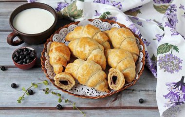 Servis yapmadan önce kruvasanları soğutmayı unutma yoksa dolgu malzemesinden yanma tehlikesi var. Bu tür hamur işleri herhangi bir meyve veya böğürtlen ile hazırlanabilir. Afiyet olsun.!