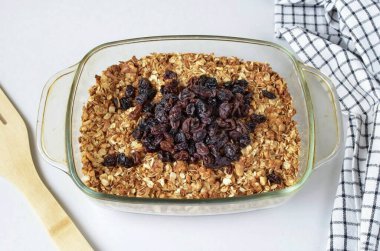 Kuru üzüm ekle, karıştır, 5-7 dakika daha fırına geri dön. Granola hazır.!