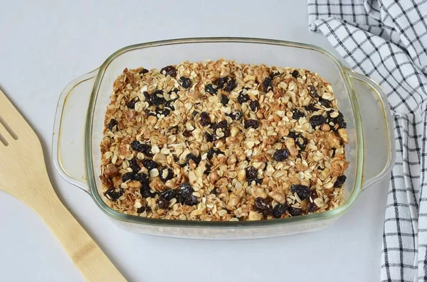 Ev yapımı tahıl gevreğinden daha sağlıklı bir kahvaltı hayal etmek zor. Kurutulmuş meyve ve fındıklı fırında yulaf ezmesi sindirimimiz için çok fazla lif içerir..